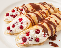 Блинчики с творогом и брусникой и шоколадом 