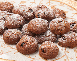 Печенье шоколадное с изюмом и миндалем