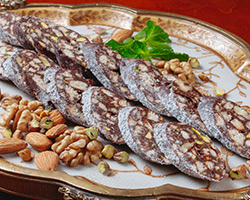 Колбаска шоколадная с фисташками и грецким орехом
