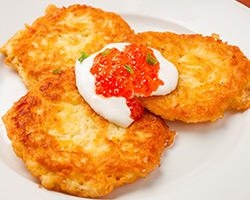 Драники с красной икрой и сметаной  