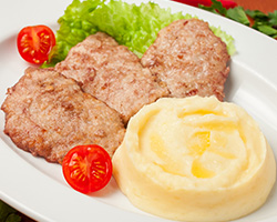 Медальоны из постной вырезки с картофельным пюре 