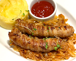 Колбаски гриль с обжаренной кислой капустой и картофельным пюре 