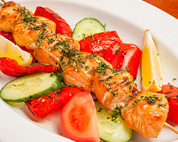 Шашлык из сёмги с травами и овощами 