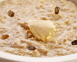 Овсяная каша с изюмом и маслом 